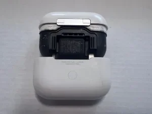 AirPods 1 バッテリー交換 — 修理の様子