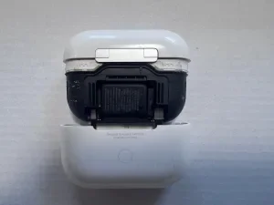 AirPods 3 バッテリー交換 — 修理の様子