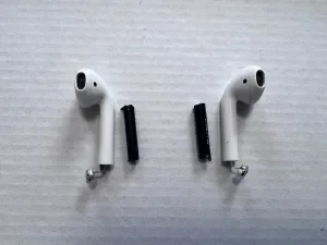 AirPods Max USB-C バッテリー交換 — 修理の様子