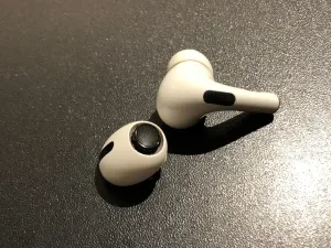 AirPods 3 イヤホン修理 — 修理の様子