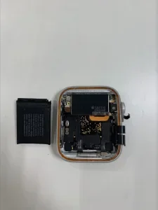 Apple Watch Series 3 Cellular 42mm バッテリー交換 — 修理の様子