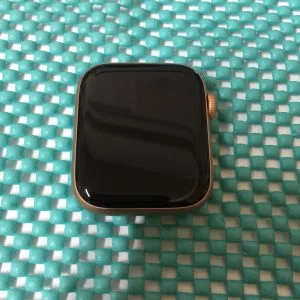 Apple Watch Series 5 GPS & Cellular 40mm バッテリー交換 — 修理の様子