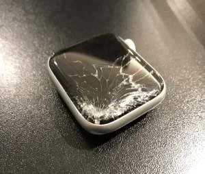 Apple Watch Series 4 GPS & Cellular 44mm 画面割れ修理 — 修理の様子