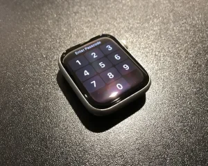 Apple Watch Ultra 2 GPS & Cellular 49mm 画面割れ修理 — 修理の様子