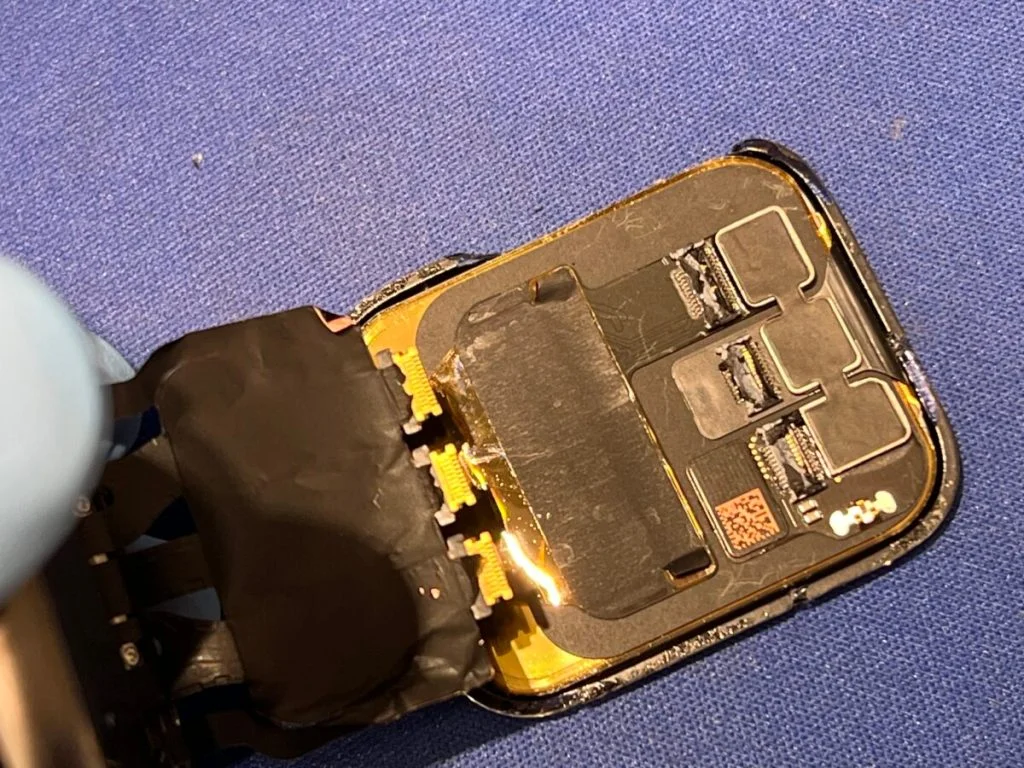 Apple Watch Ultra GPS & Cellular 49mm 画面割れ修理 — 修理の様子