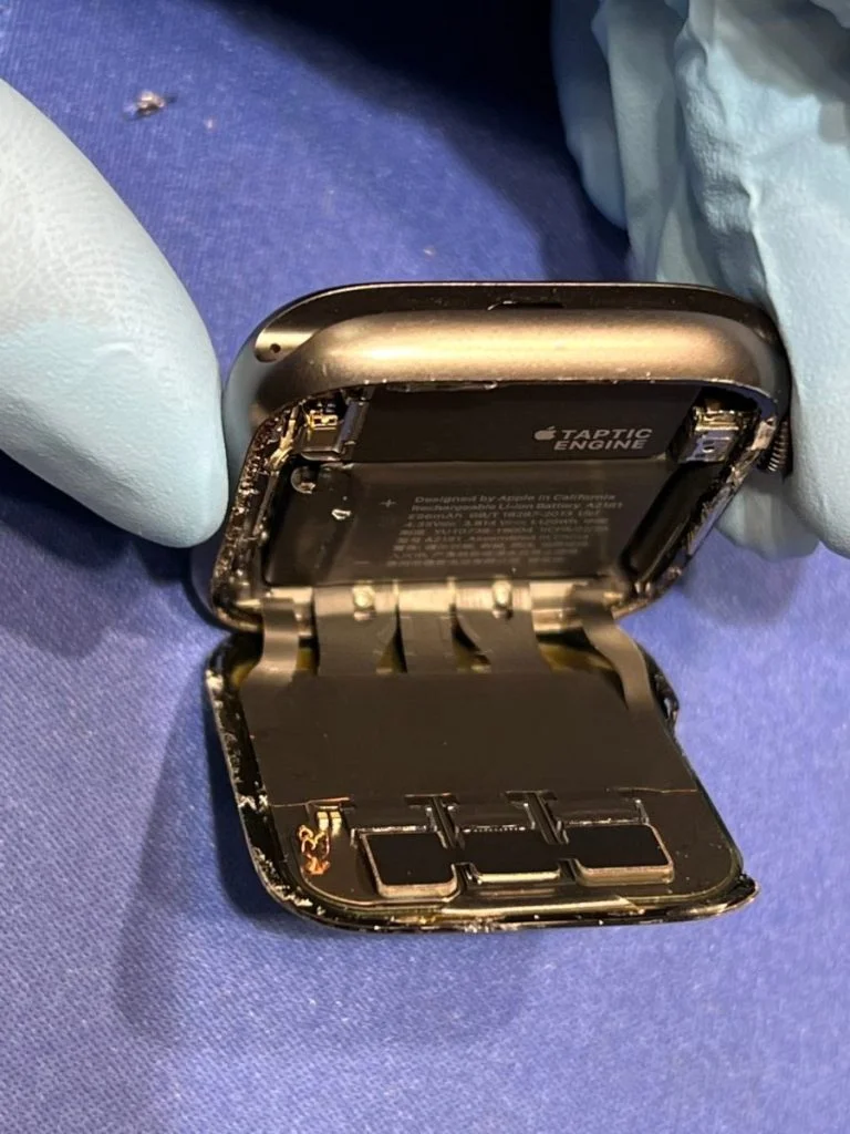 Apple Watch Ultra GPS & Cellular 49mm 液晶修理 — 修理の様子