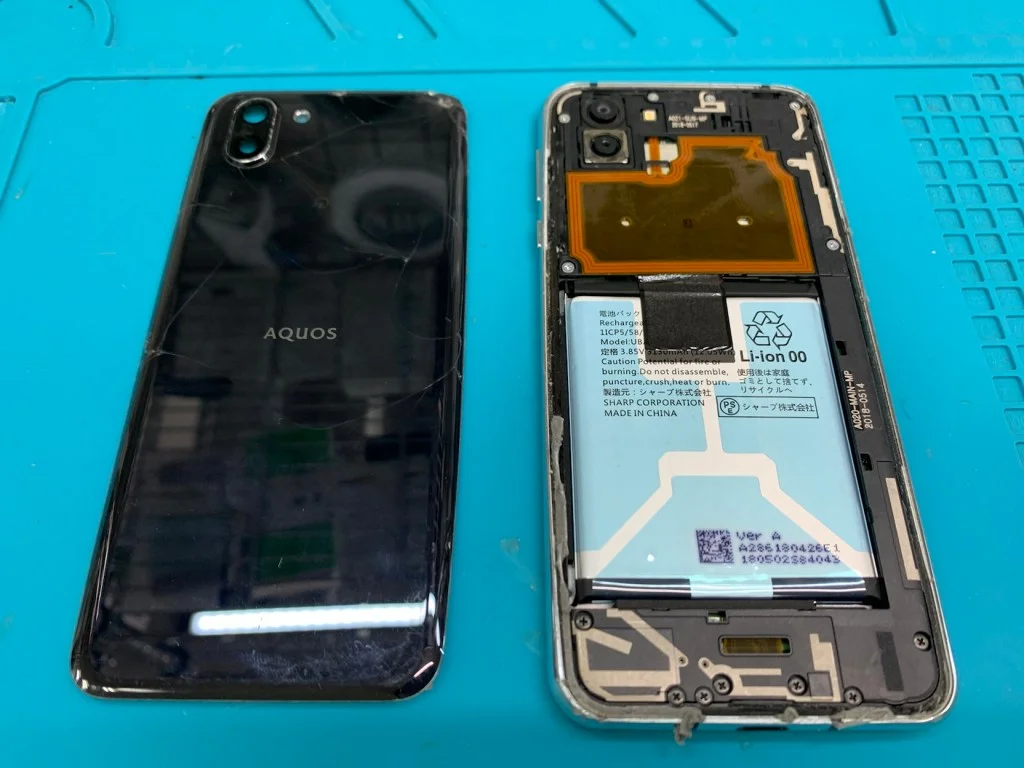 AQUOS ZETA SH-04H 背面パネル修理 — 修理の様子