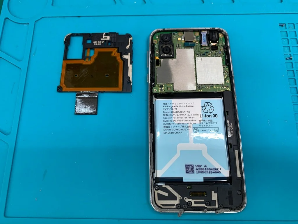 AQUOS wish3 背面パネル修理 — 修理の様子