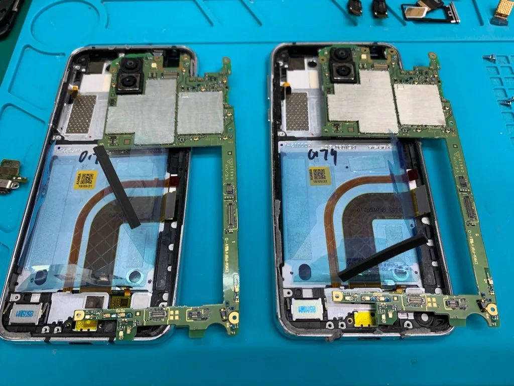 AQUOS Xx-Y 背面パネル修理 — 修理の様子