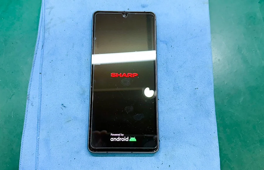 AQUOS SERIE SHV34 バッテリー交換 — 修理の様子