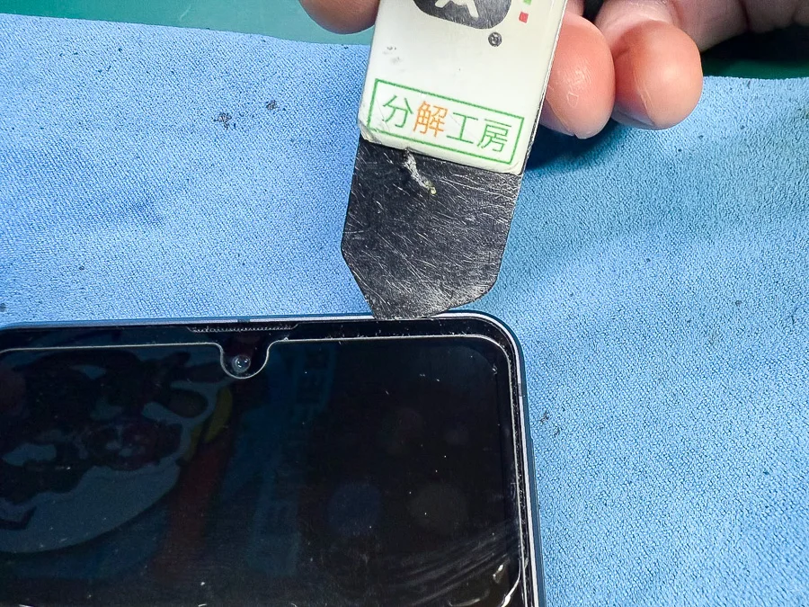 AQUOS wish3 バッテリー交換 — 修理の様子