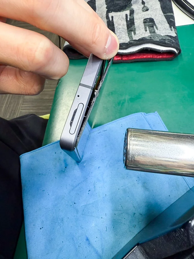 AQUOS Xx-Y バッテリー交換 — 修理の様子