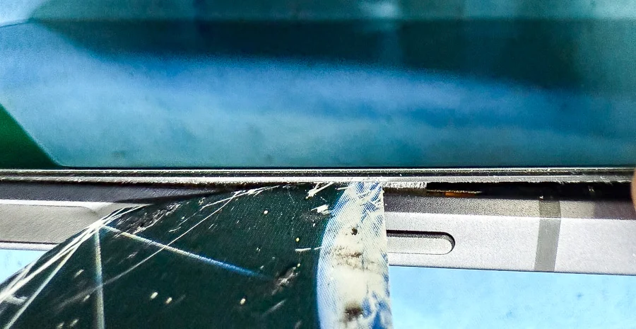 AQUOS R バッテリー交換 — 修理の様子