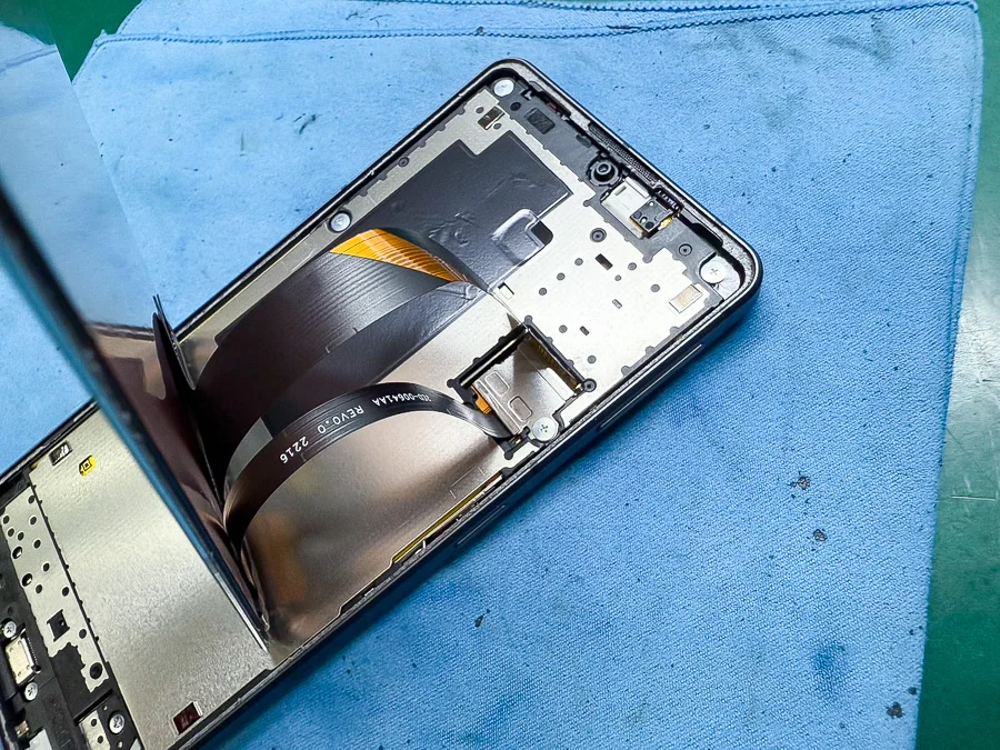 AQUOS sense2 バッテリー交換 — 修理の様子