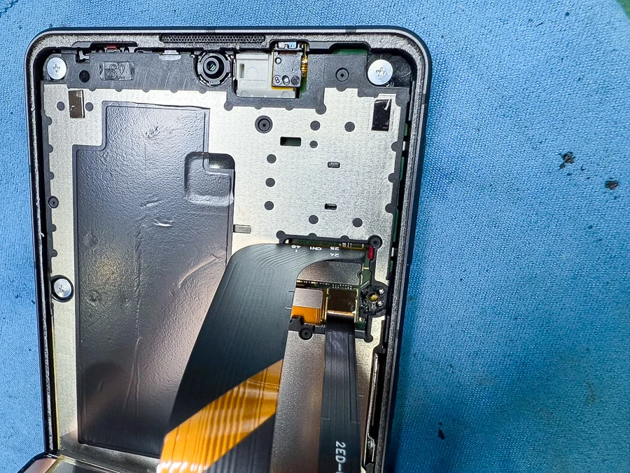 AQUOS sense lite バッテリー交換 — 修理の様子