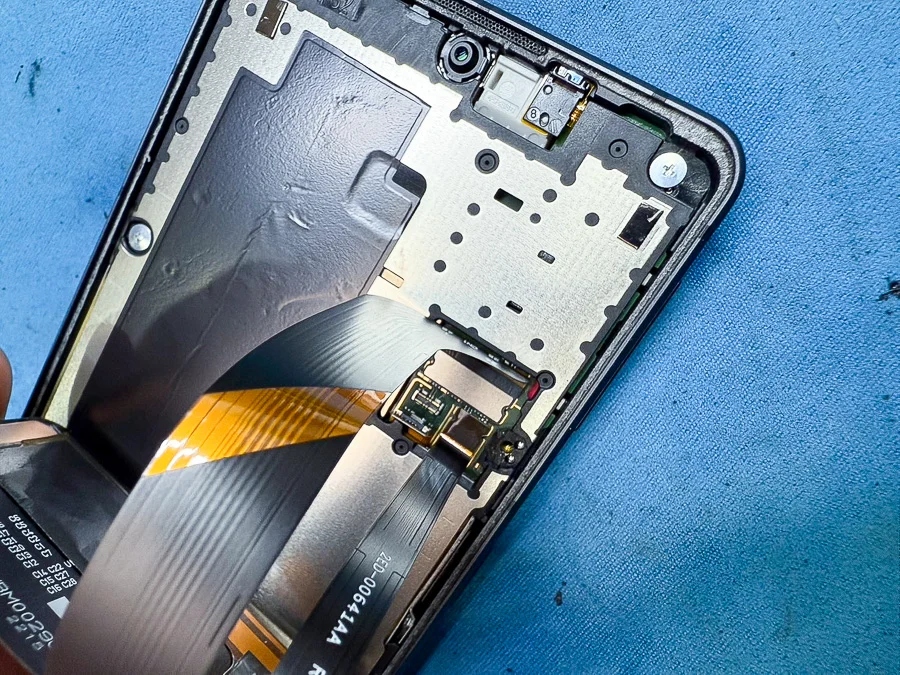 AQUOS R Compact バッテリー交換 — 修理の様子