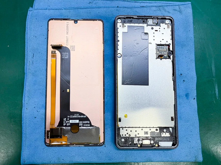 AQUOS Xx3 mini バッテリー交換 — 修理の様子