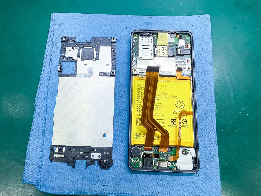 AQUOS zero2 バッテリー交換 — 修理の様子