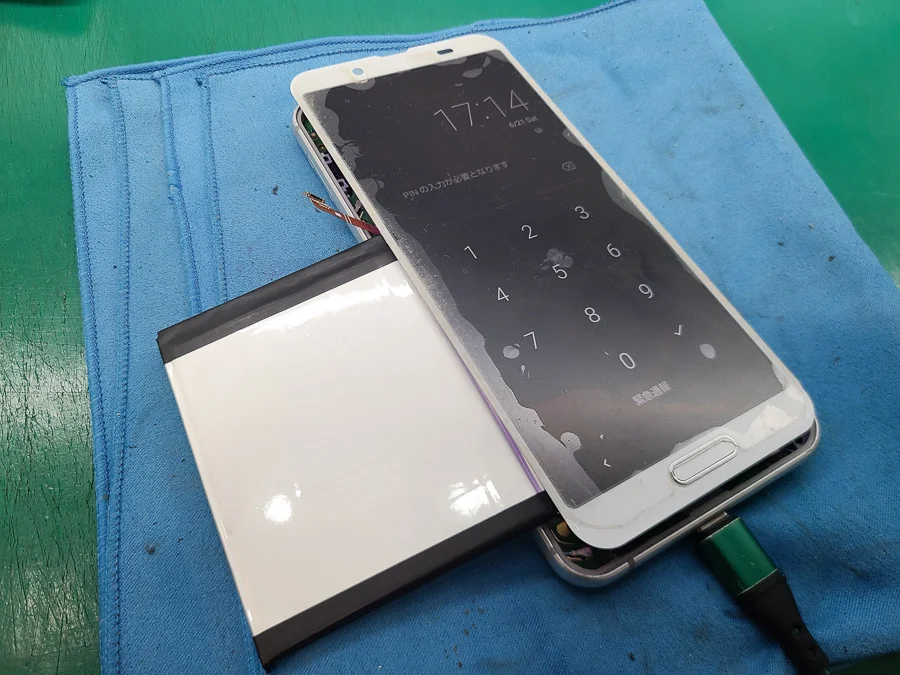 AQUOS PHONE ZETA SH-01F バッテリー交換 — 修理の様子