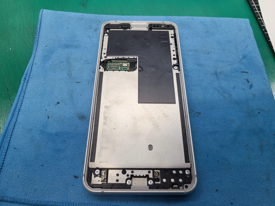 AQUOS sense3 basic バッテリー交換 — 修理の様子