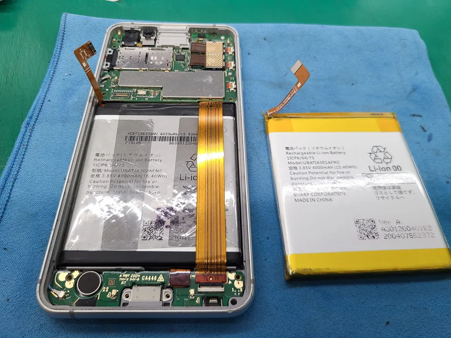 AQUOS sense5G バッテリー交換 — 修理の様子