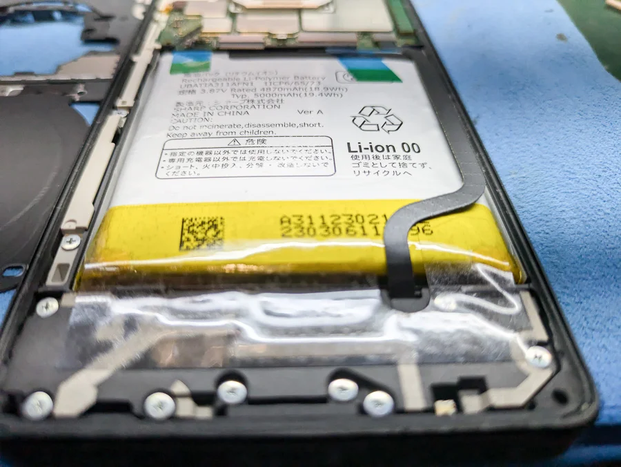 AQUOS sense7 バッテリー交換 — 修理の様子