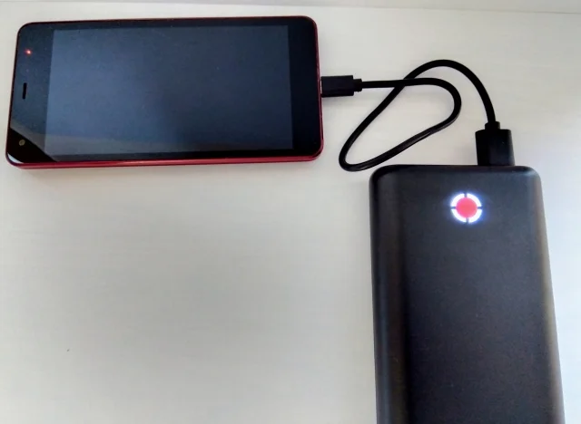 AQUOS Xx3 バッテリー交換 — 修理の様子