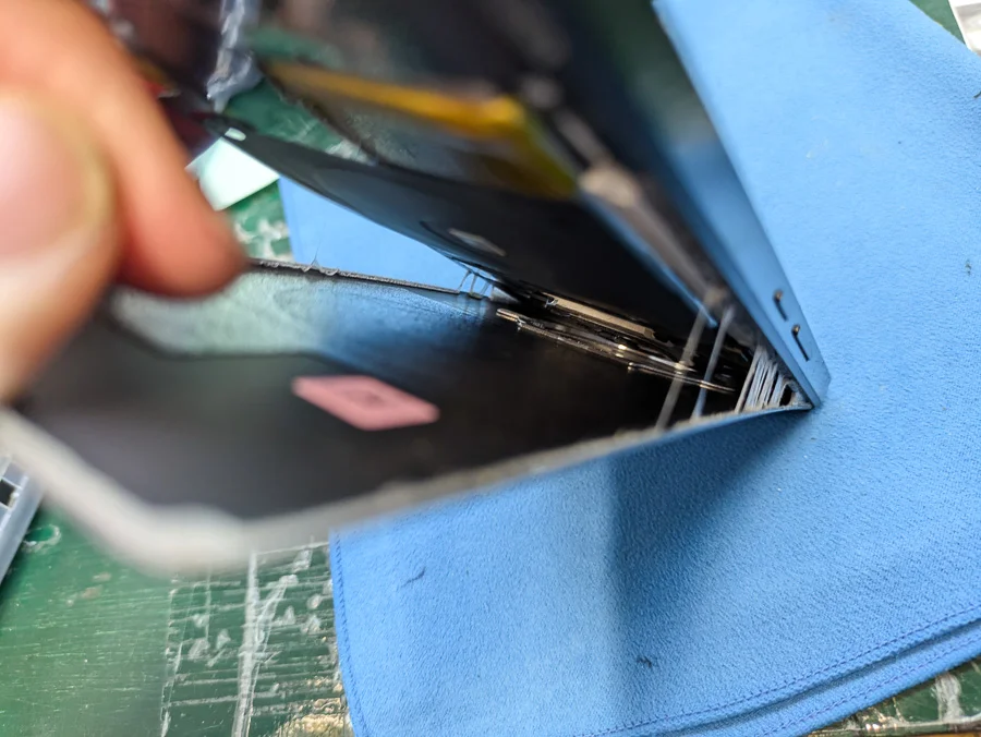 AQUOS sense plus バッテリー交換 — 修理の様子