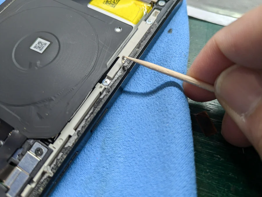 AQUOS sense4 バッテリー交換 — 修理の様子