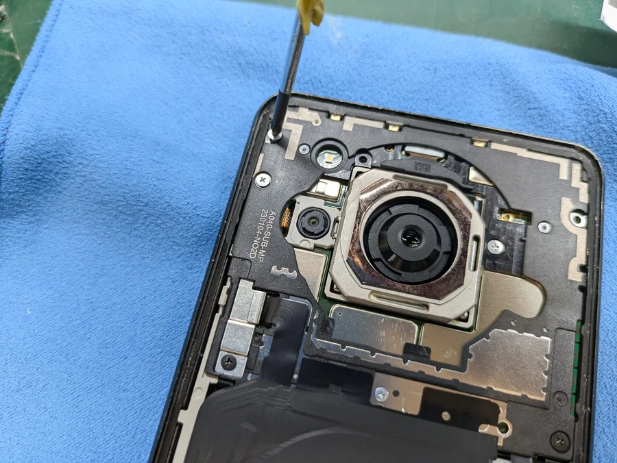 AQUOS ZETA SH-03G バッテリー交換 — 修理の様子