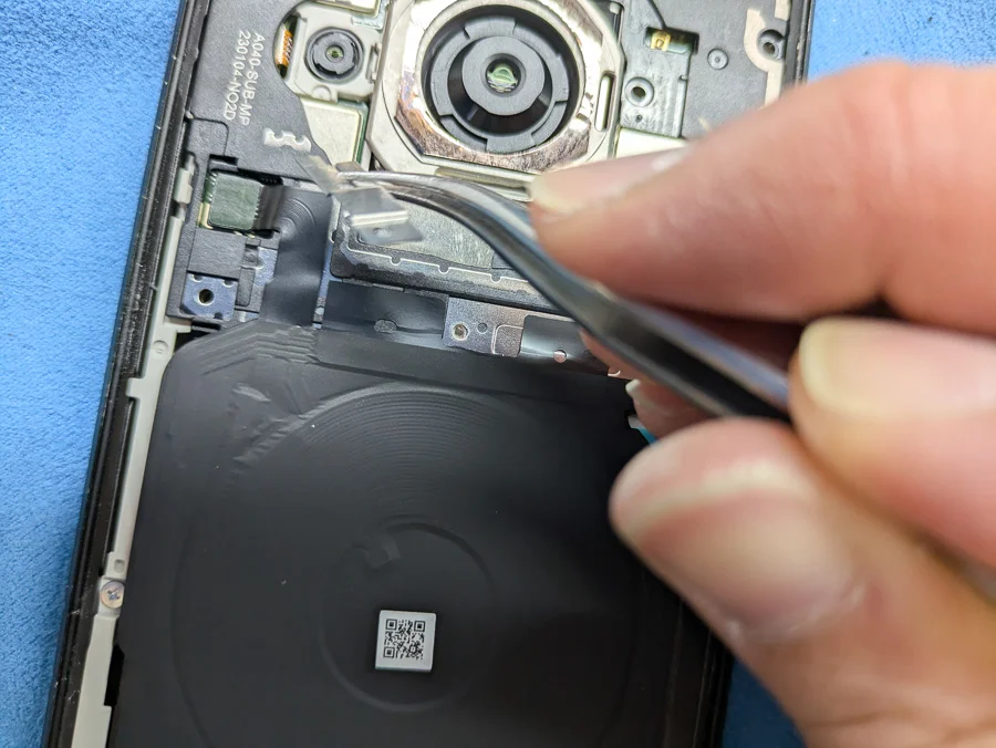 AQUOS sense4 plus バッテリー交換 — 修理の様子
