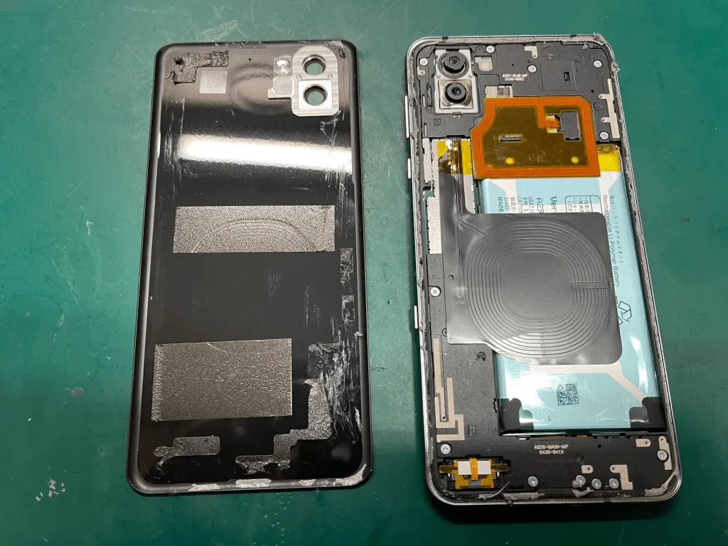 AQUOS SH-RM02 バッテリー交換 — 修理の様子