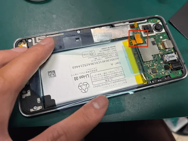 AQUOS sense6s バッテリー交換 — 修理の様子