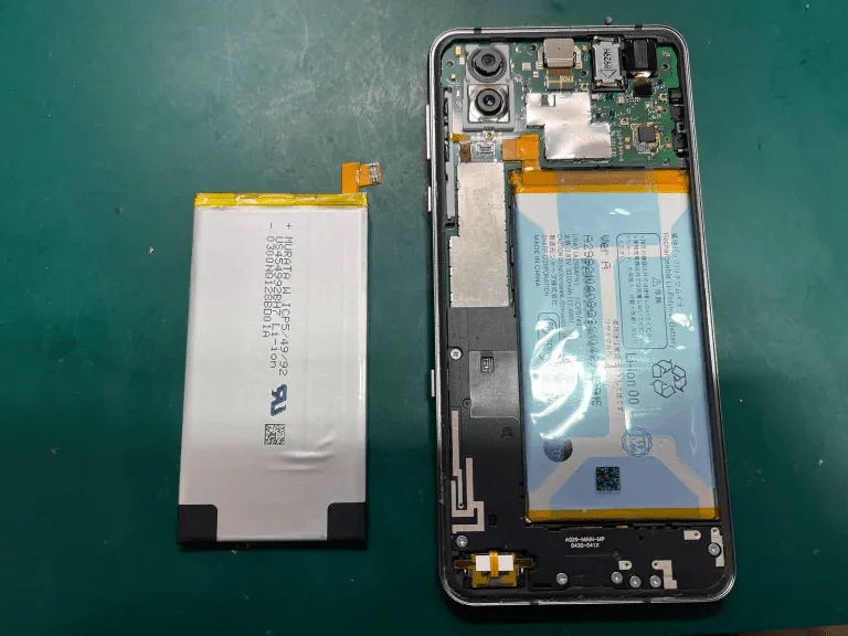 AQUOS zero6 バッテリー交換 — 修理の様子
