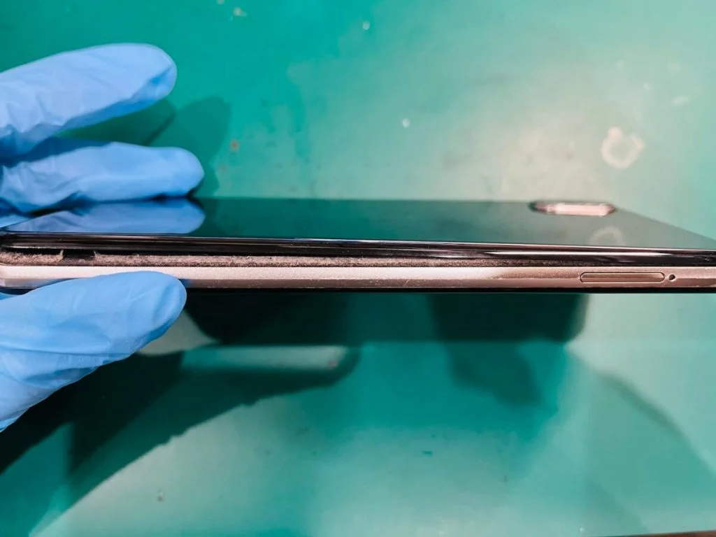 AQUOS ZETA SH-04H バッテリー交換 — 修理の様子