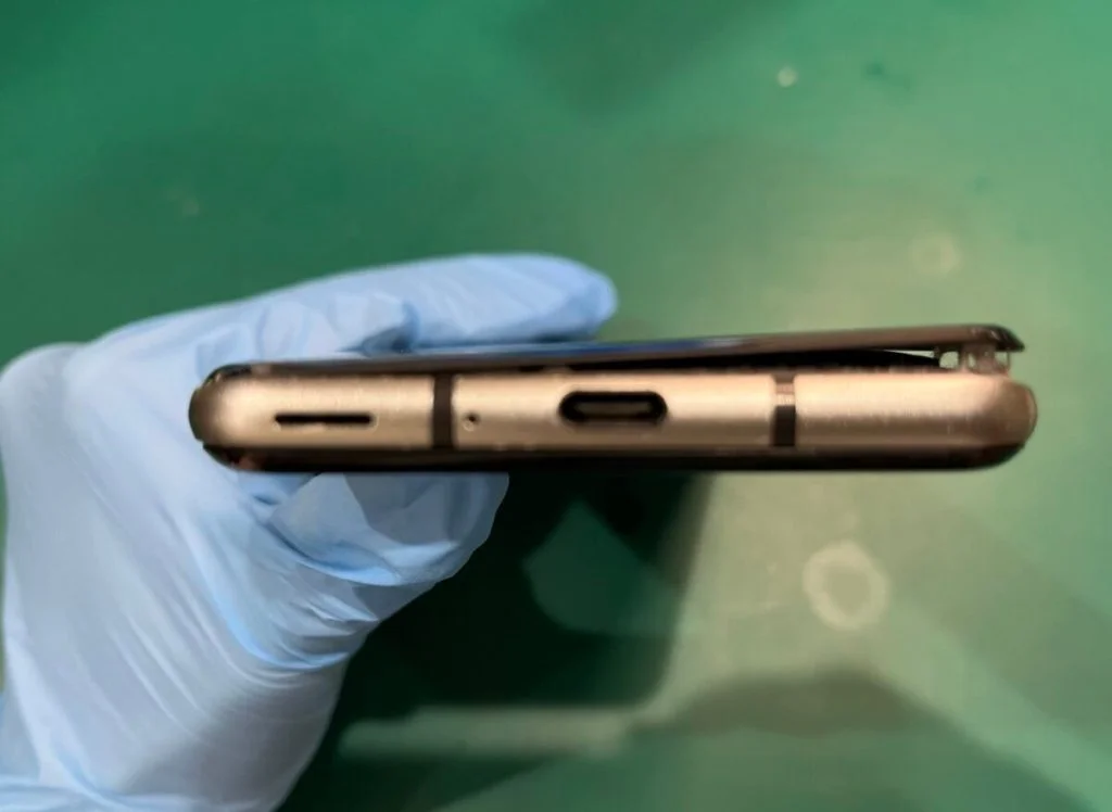 AQUOS wish2 バッテリー交換 — 修理の様子