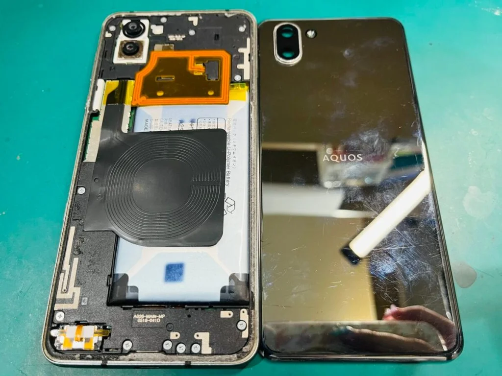 AQUOS wish バッテリー交換 — 修理の様子