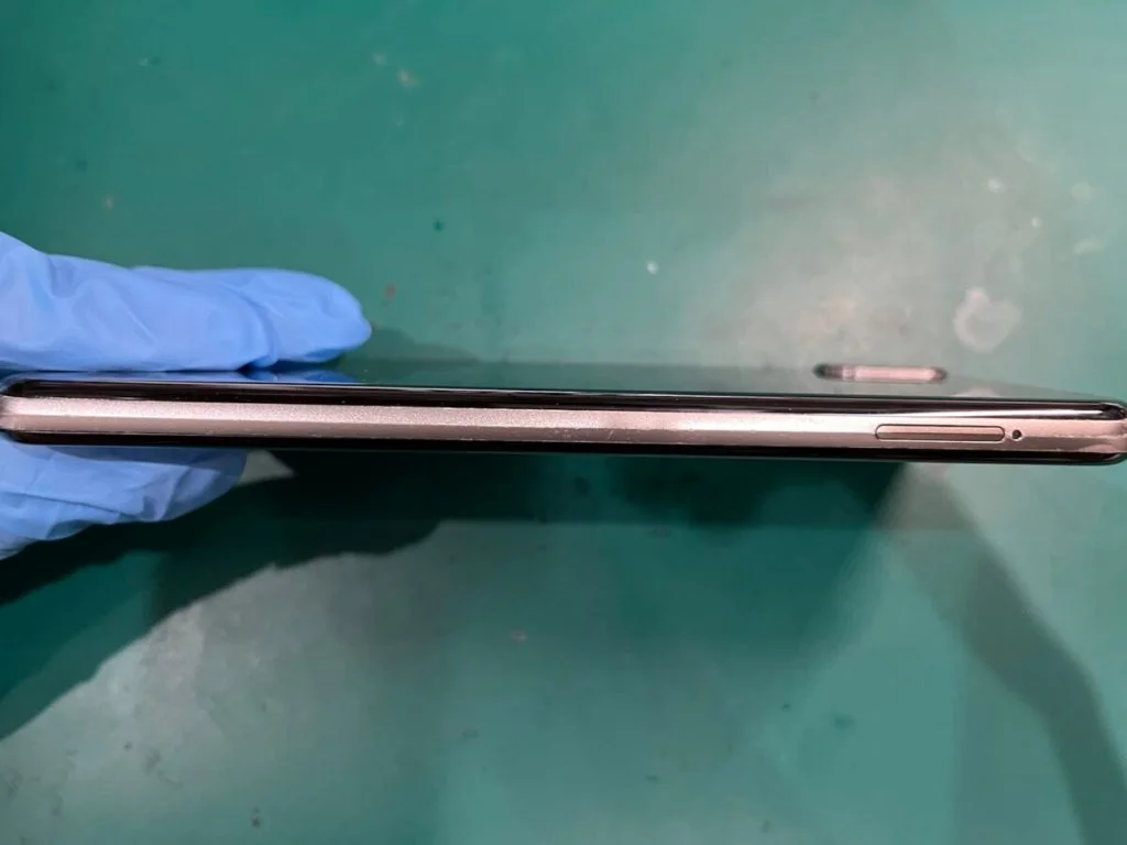 AQUOS R2 Compact バッテリー交換 — 修理の様子