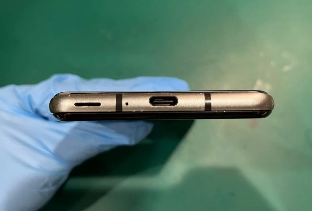 AQUOS R3 バッテリー交換 — 修理の様子