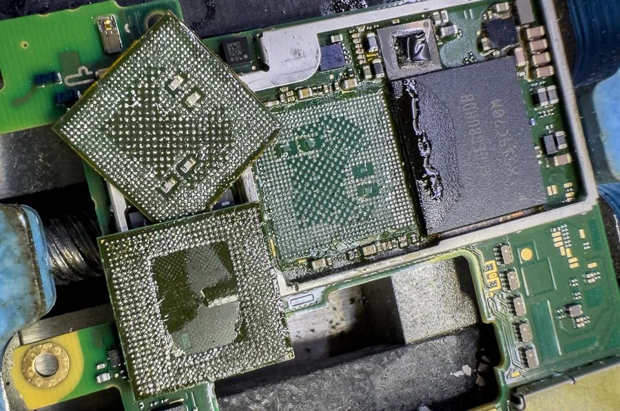 AQUOS sense5G 起動不良修理 — 修理の様子