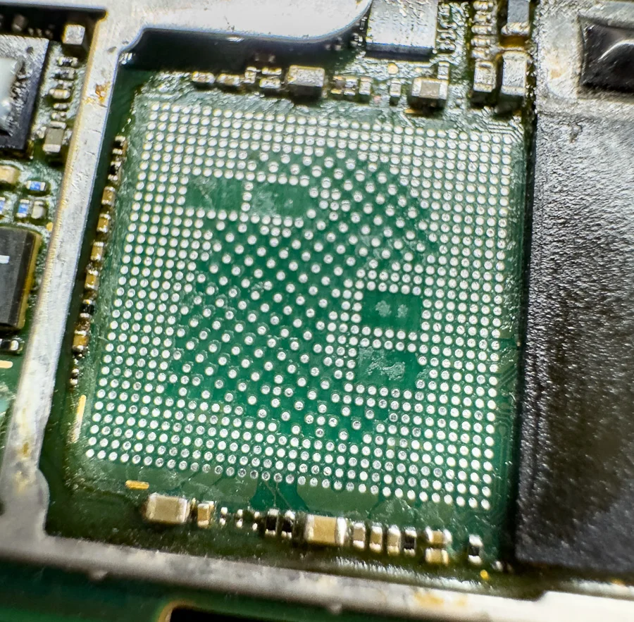 AQUOS sense7 plus マザーボード修理・IC 基板修理 — 修理の様子