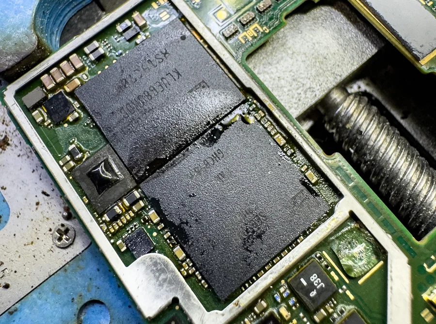 AQUOS R システム修復 — 修理の様子