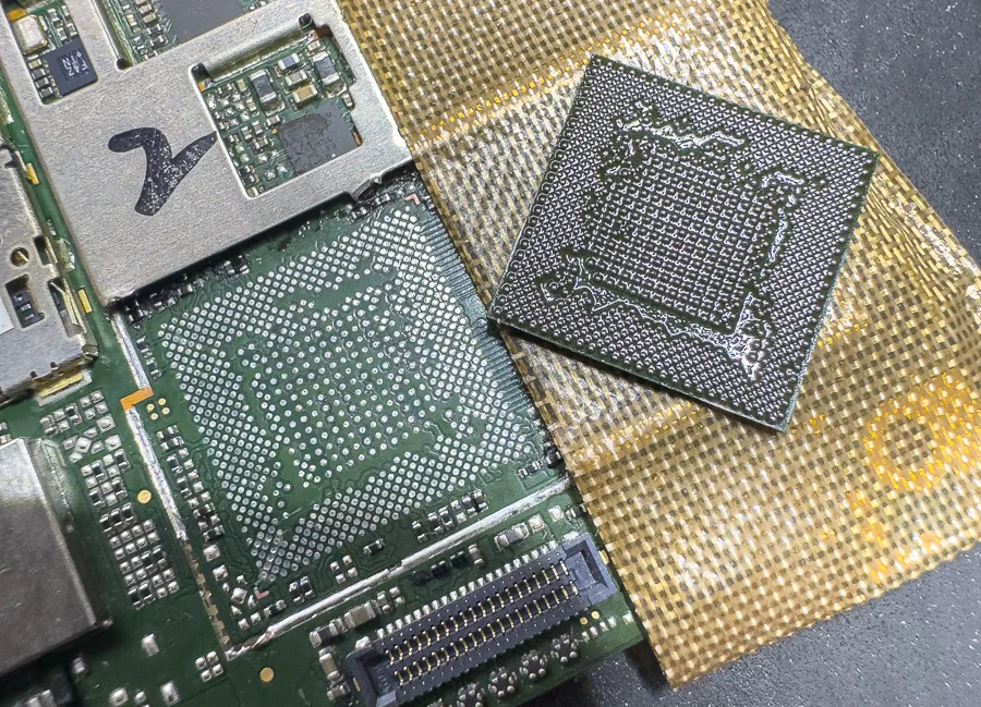 AQUOS Xx-Y システム修復 — 修理の様子