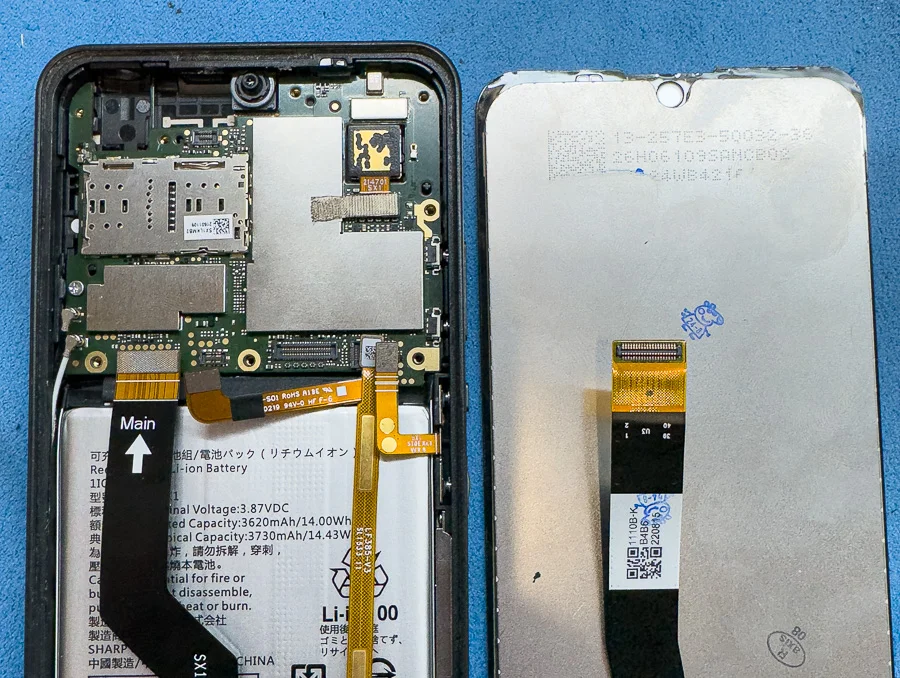 AQUOS wish WiFi修理 — 修理の様子