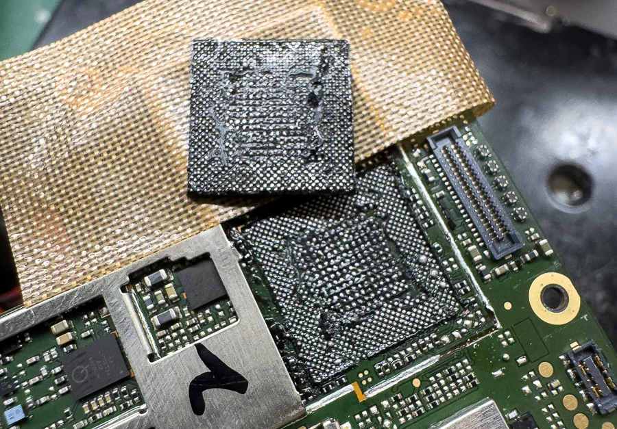 AQUOS SH-RM02 通信修理 — 修理の様子