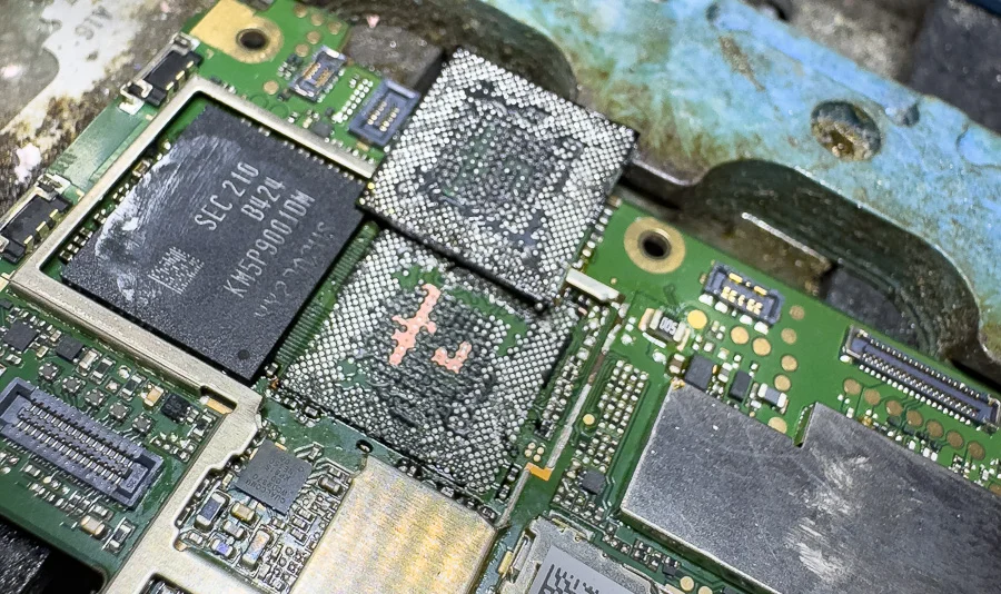 AQUOS ZETA SH-04H データ復旧 — 修理の様子