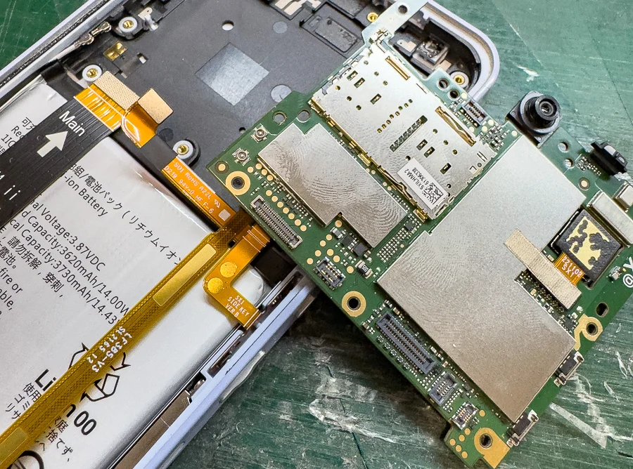 AQUOS R2 Compact システム修復 — 修理の様子