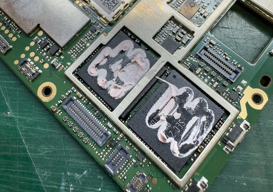 AQUOS ZETA SH-04H 基板修理 — 修理の様子