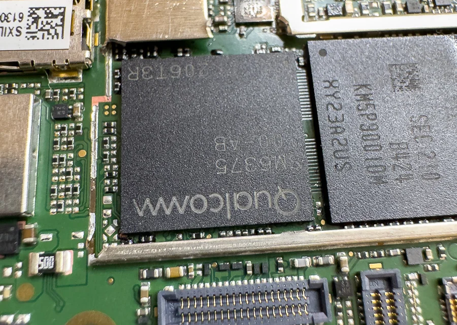 AQUOS sense7 通信修理 — 修理の様子