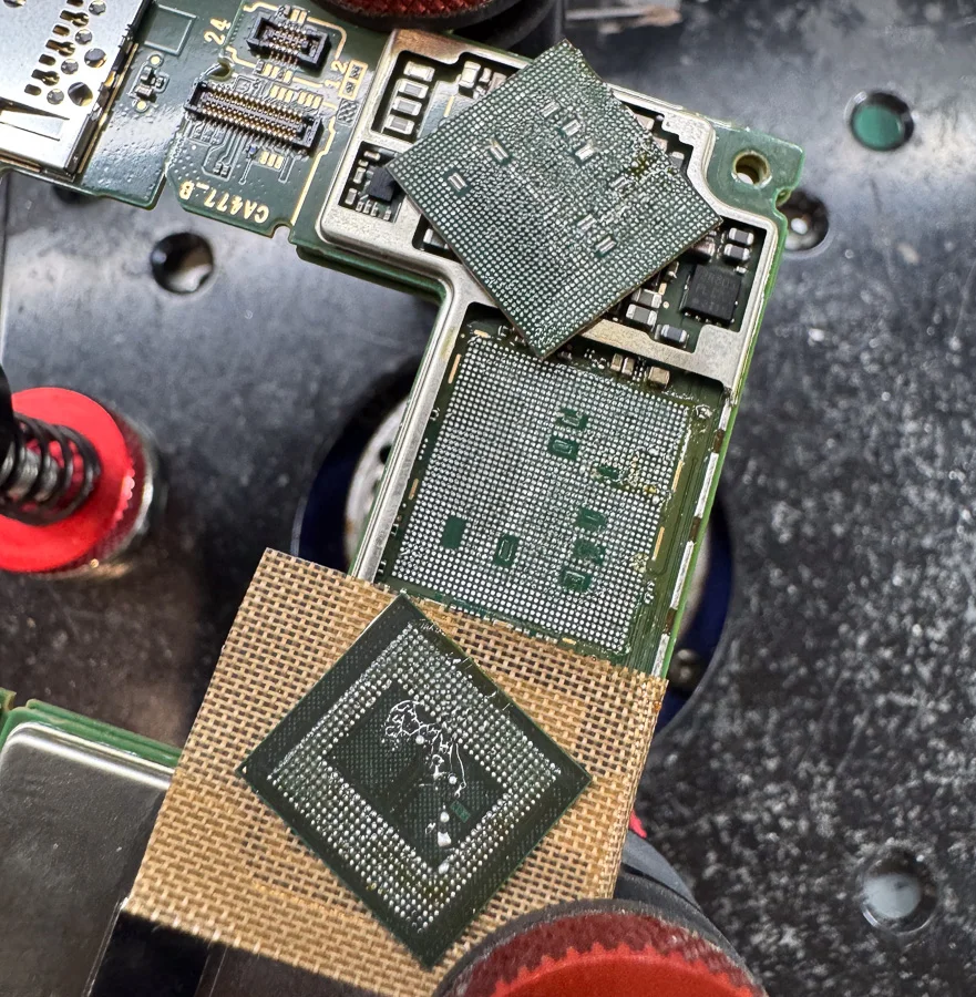 AQUOS R2 WiFi修理 — 修理の様子